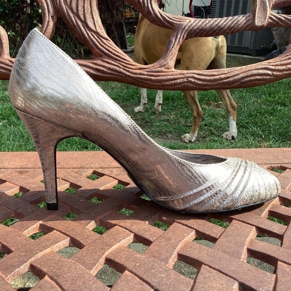 Aidrianna Papell Boutique Silver Metallic Satin Peep Toe Pump Heels Size 8.5 - Picture 6 of 10